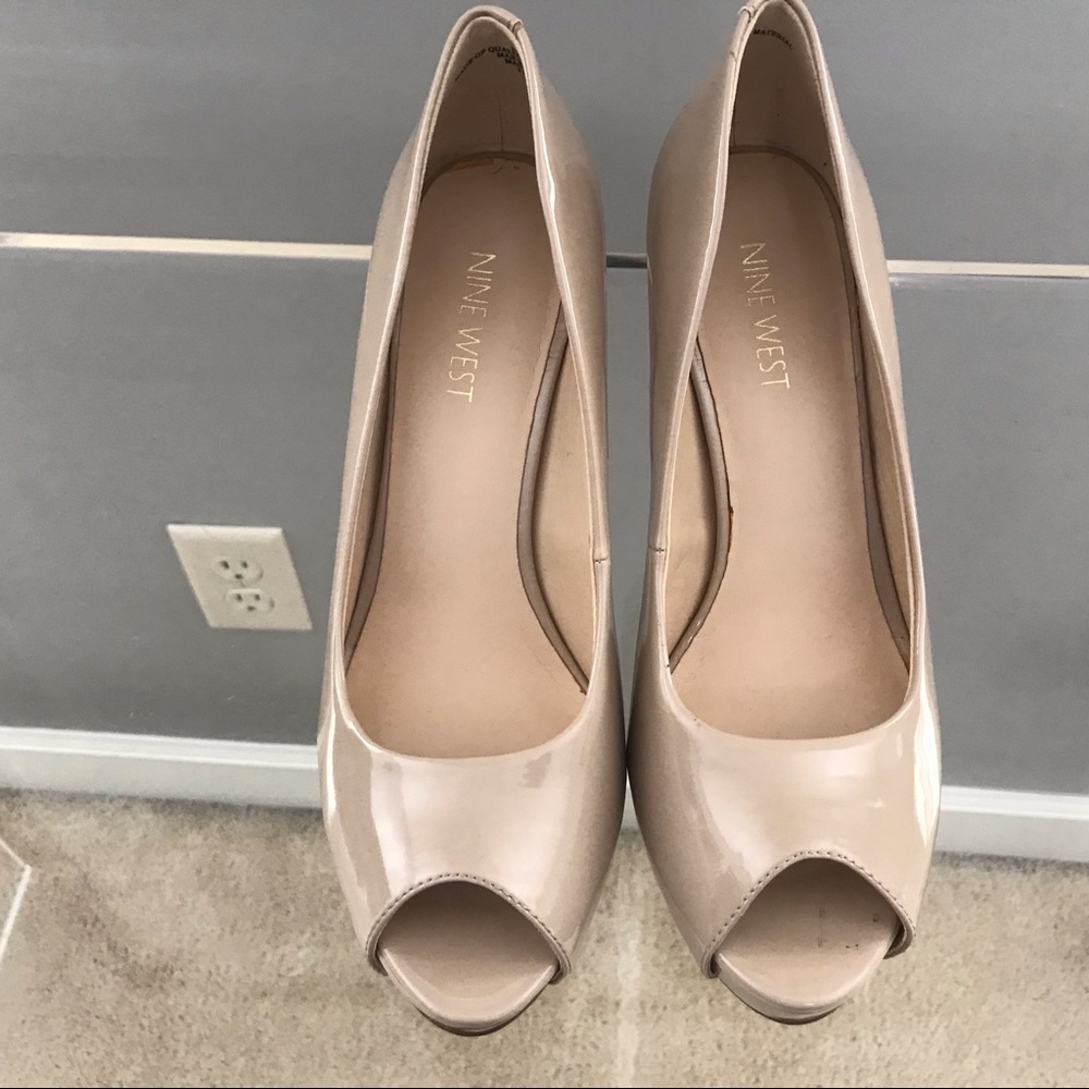 Peep toe pump shoes
